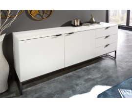 Moderný lesklý príborník Marsh v bielej farbe s dvoma dvierkami a troma zásuvkami s čiernou kovovou podstavou 180cm