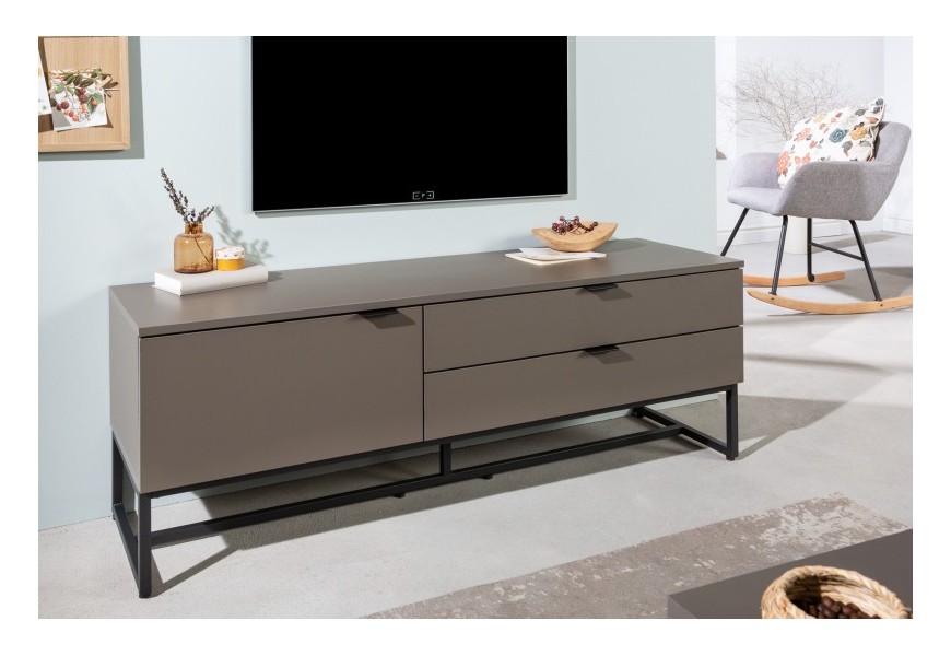 Dizajnový TV stolík Marsh v matne sivej farbe s dvoma zásuvkami a dvierkami s čiernymi kovovými nožičkami