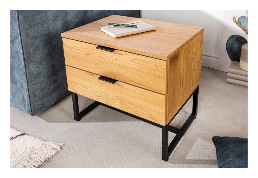 Štýlový drevený nočný stolík Marsh v prírodnej hnedej farbe s dvomi zásuvkami a čiernou kovovou podstavou