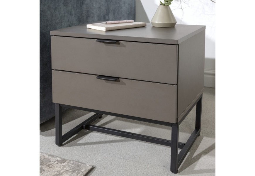 Štýlový moderný nočný stolík Marsh sivej farby s čiernou konštrukciou z kovu a s dvomi zásuvkami