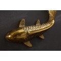 Orientálny set kovových nástenných dekorácií Amur zlatej farby v tvare ryby Koi 28cm