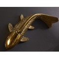 Orientálny set kovových nástenných dekorácií Amur zlatej farby v tvare ryby Koi 28cm