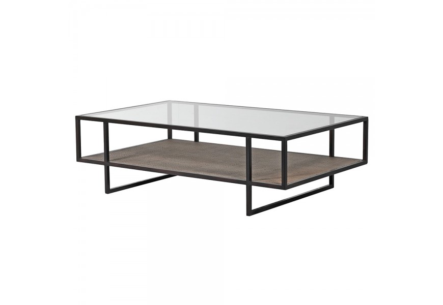 Sklenený konferenčný stolík Diveni Black so sklenenou doskou s čiernou kovovou konštrukciou a strednou ratanovou doskou.