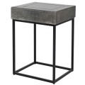 Dizajnový moderný príručný stolík Shagreen sivej farby s čiernou kovovou konštrukciou