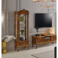 Luxusná hnedá rustikálna vitrína z masívu a drevený TV stolík Clasica s ručne vyrezávanými detailmi a intarziou