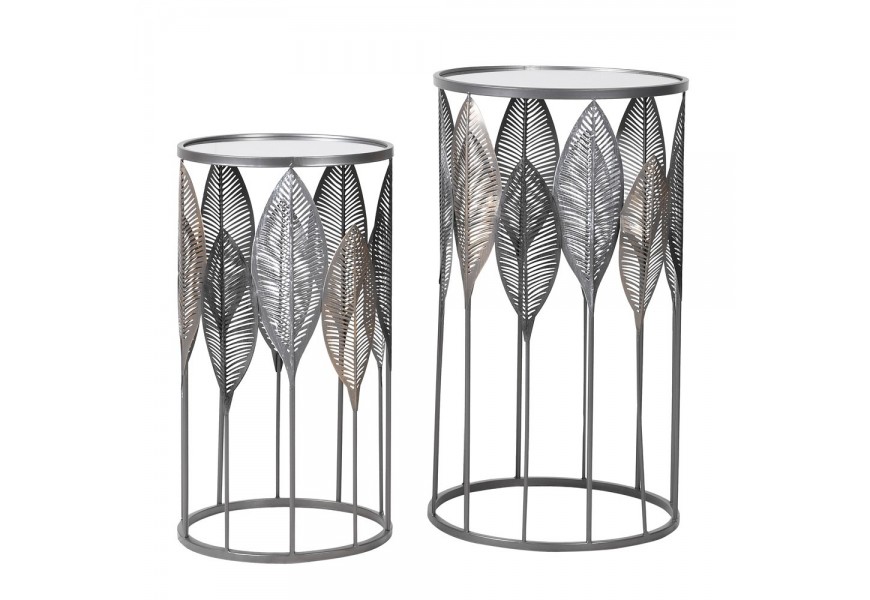 Dizajnový set dvoch strieborných kruhových kovových príručných stolíkov Satordi so sklenenou doskou v art deco štýle
