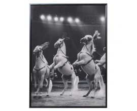 Štýlový vintage závesný obraz s fotografiou koní v čiernom ráme