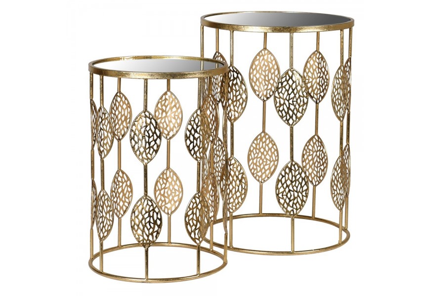 Elegantný set dvoch príručných stolíkov Satordi s okrúhlou kovovou konštrukciou v zlatej farbe s motívom listov