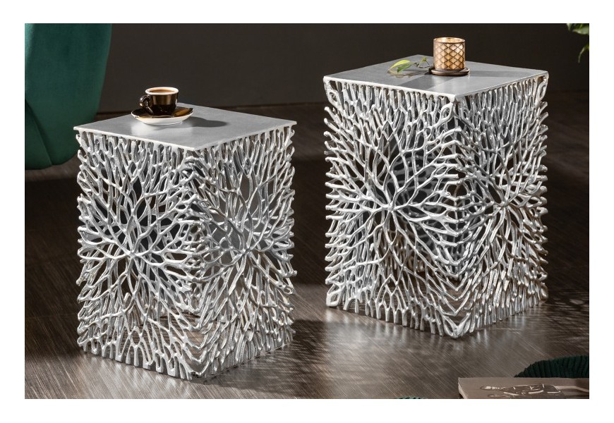 Moderný dizajnový set dvoch príručných stolíkov Hoja s ornamentálnou kovovou konštrukciou striebornej farby