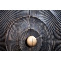 Luxusná vysoká komoda Cumbria zdobená ornamentmi z masívneho mangového dreva v art deco štýle 120cm