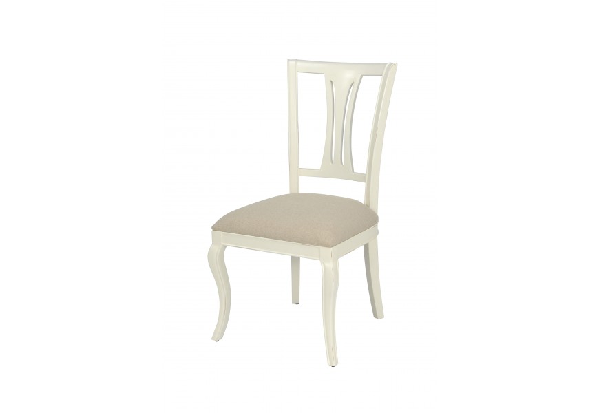 Masívna provensálska biela jedálenská stolička Deliciosa s čalúnením v sivej farbe