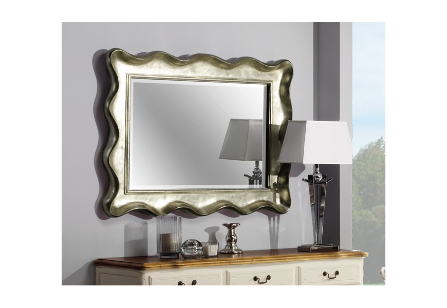 Strieborné nástenné veľké zrkadlo v provence štýle Preciosa so zvlneným rámom z mahagónového dreva