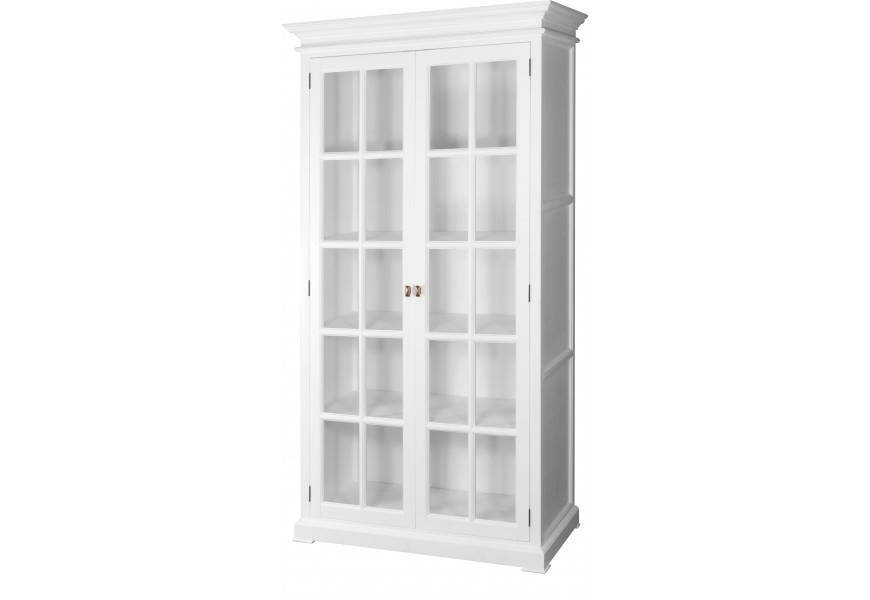 Masívna drevená vitrína Belliene v bielej farby s rustikálnym vyrezávaním a so sklenenými dvierkami