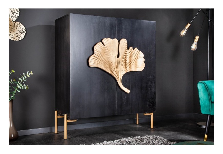 Exkluzívna čierna art deco masívna komoda Gikona s dvojkrídlovými dvierkami a dekorom v tvare Ginko listu