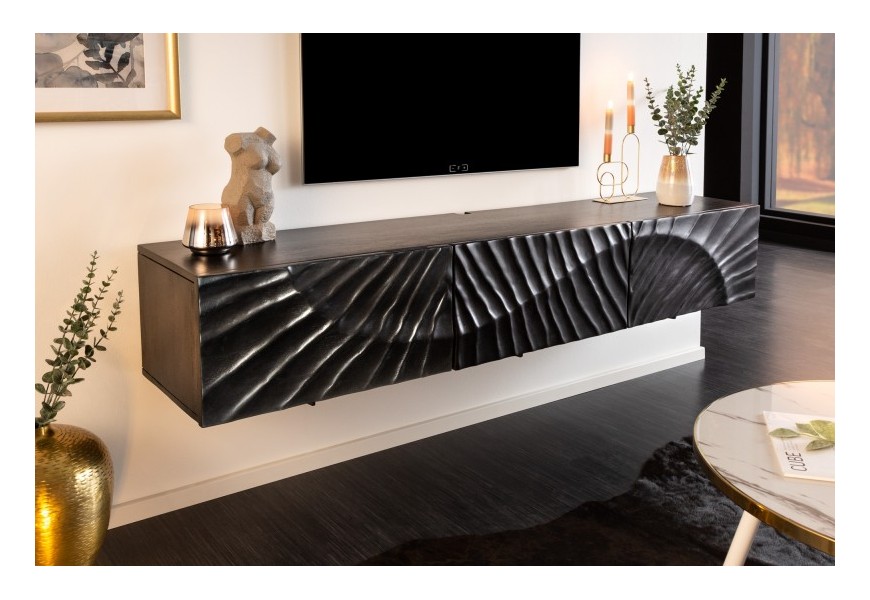 Masívna art deco závesná TV skrinka Cumbria z mangového dreva a ručne vyrezávaným reliéfom v čiernej farbe