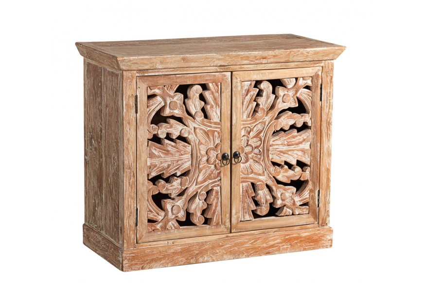 Koloniálny nízky príborník Talia s etno ornamentmi vyrezávanými ručne a náterom s ošúchaným efektom v offwhite farbe
