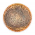 Koloniálne pôsobiaca drevená okrúhla misa Talia s ručne vyrezávaným dekorom a etno nádychom