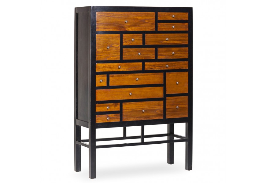 Koloniálne ladená masívna komoda Julio v čierno-hnedom prevedení s početnými zásuvkami a kovovými úchytmi