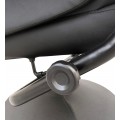 Relaxačné polohovateľné čalúnené kožené kreslo Valeriana v čiernom prevedení na okrúhlom podstavci s podnožkou 112cm