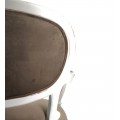 Luxusná čalúnená vintage stolička Adrien z masívneho mahagónového dreva a bielym ošúchaným náterom 95cm