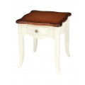 Príručný provensálsky stolík v bielej farbe z kolekcie Deliciosa s jednou zásuvkou z mahagónového dreva a ozdobným vyrezávaním