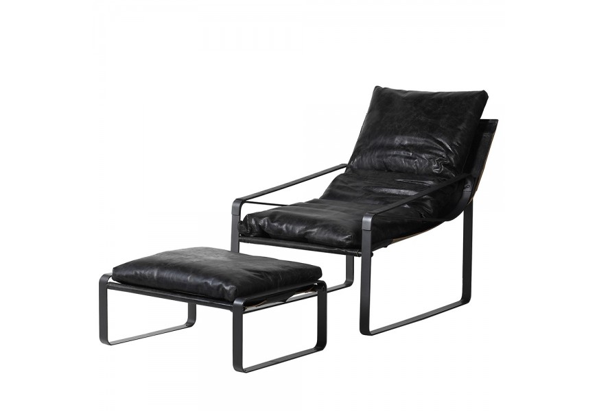Kožená leňoška Lounge v čiernej farbe s kovovými nožičkami a opierkami z kovu a taburetkou 91cm