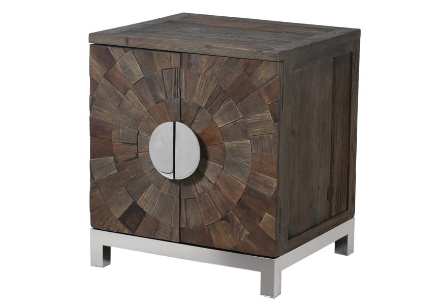 Štýlový masívny nočný stolík Furria zmavohnedej farby s geometrickým zdobením a striebornými nožičkami