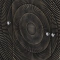 Art-deco zrkadlový príborník Espejo Nera do jedálne čiernej farby s dvierkami s geometrickým vyrezávaním 120cm