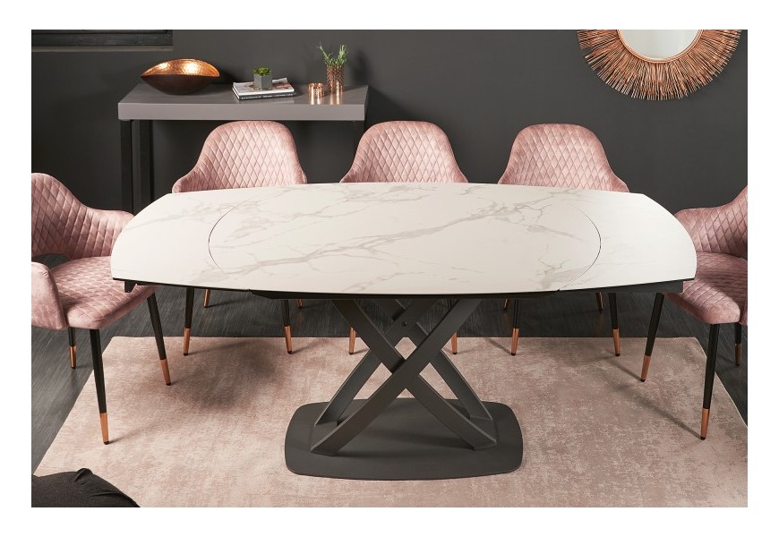 Rozkladací oválny jedálenský stôl Lutz s bielou vrchnou doskou s mramorovým vzhľadom a čiernou podstavou