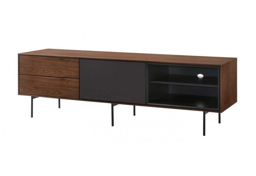 Moderný TV stolík Nordica Nogal z orechovo hnedého dyhovaného dreva s čiernymi nožičkami dvierkami a poličkou v severskom štýle