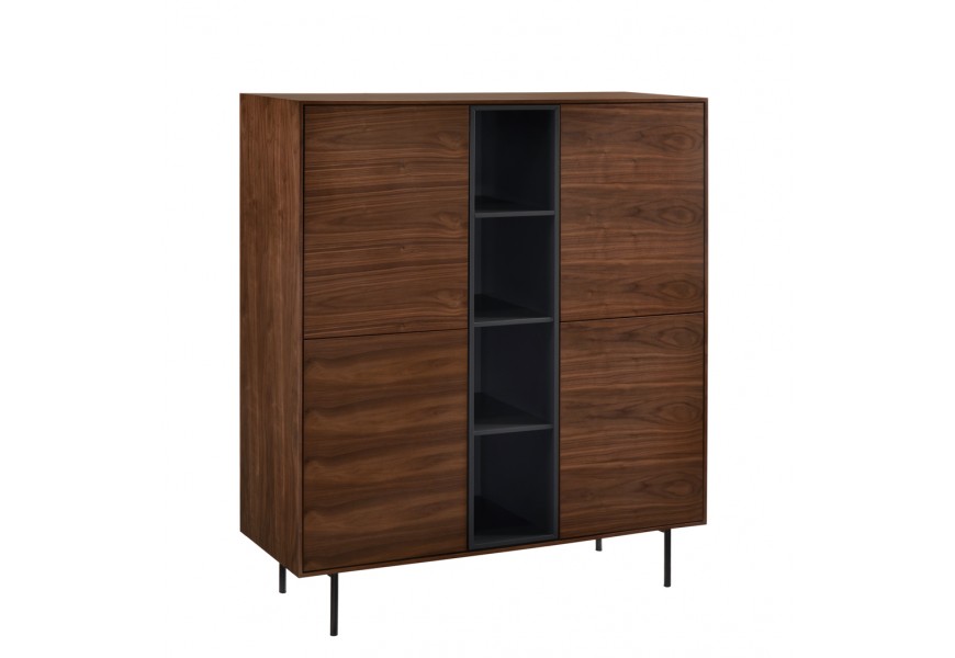 Škandinávska vitrína Nordica Nogal z dyhovaného orechového dreva v hnedej farbe s antracitovo sivými nožičkami a poličkami