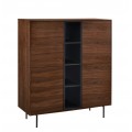Škandinávska vitrína Nordica Nogal z dyhovaného orechového dreva v hnedej farbe s antracitovo sivými nožičkami a poličkami