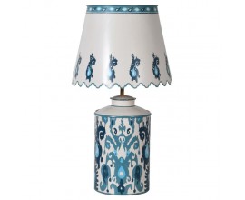 Vintage dizajnová stolná lampa Severine blue z kovu bielej farby s ornamentálnym modrým zdobením ikat 77cm