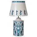 Vintage dizajnová stolná lampa Severine blue z kovu bielej farby s ornamentálnym modrým zdobením ikat 77cm