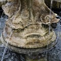 Luxusná antická kamenná fontána Antic Rome na záhradu pieskovej hnedej farby s bohatým figurálnym zdobením 216cm