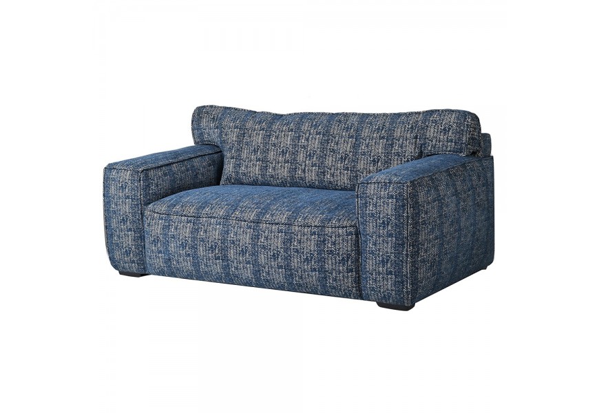 Štýlová dvojmiestna sedačka Robin v modrom očalúnení s opierkami na ruky a jemným bielym vzorom v etno štýle