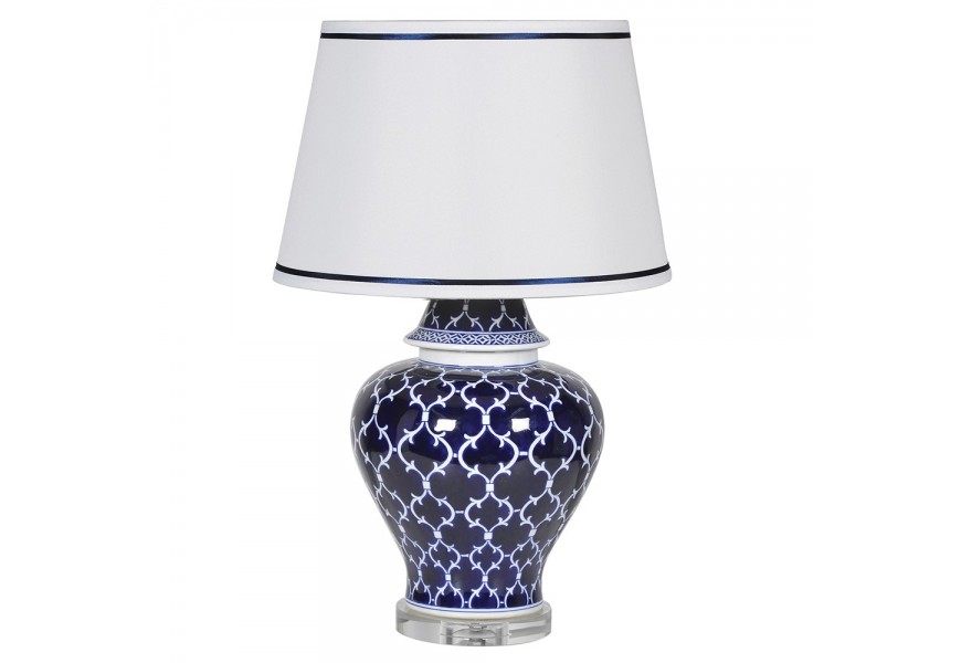 Vintage keramick&aacute; modro-biela stoln&aacute; lampa Eileen s jemnou ornament&aacute;lnou kresbou a podstavou z kri&scaron;t&aacute;lu 66cm