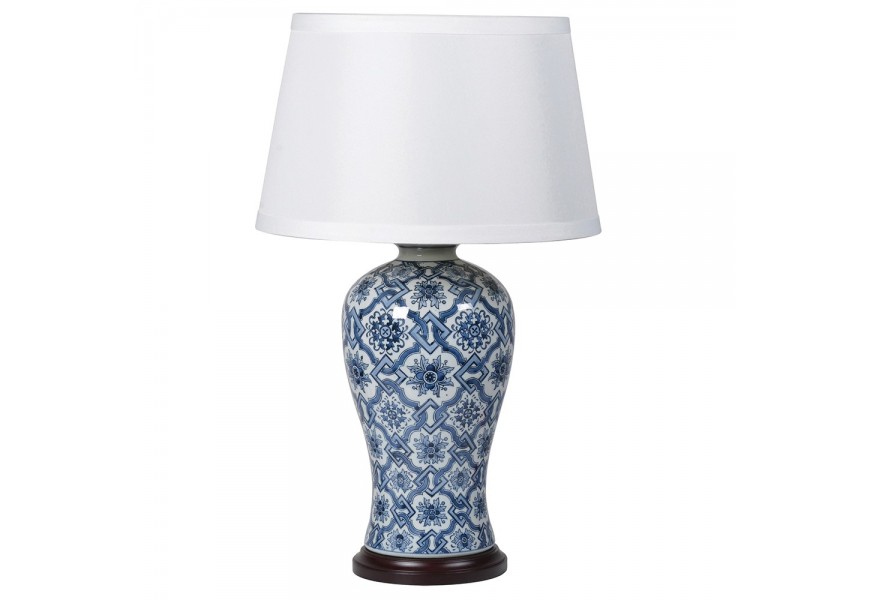 Vintage keramick&aacute; modro-biela stoln&aacute; lampa Geraldine s jemnou ornament&aacute;lnou kresbou a podstavou z dubov&eacute;ho dreva 73cm