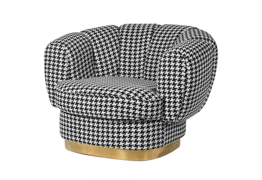 Luxusné čalúnené kreslo Peppi oválneho tvaru s kohúťou stopou so spojenou opierkou na chrbát a ruky a zlatým kovovým podstavcom