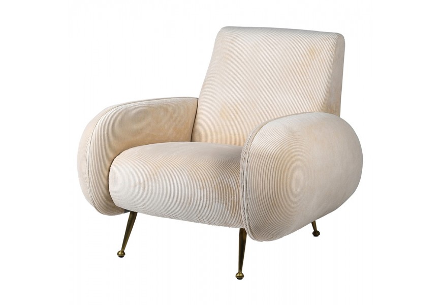 Moderné art deco maslové béžové čalúnené zamatové kreslo Butter v štýle mečester s výraznými opierkami na ruky na zlatých lesklých kovových nožičkách