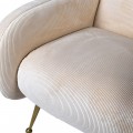 Luxusné čalúnené zamatové kreslo Butter v menčester štýle v béžovom maslovom prevedení s labutími opierkami na ruky a zlatými kovovými nožičkami