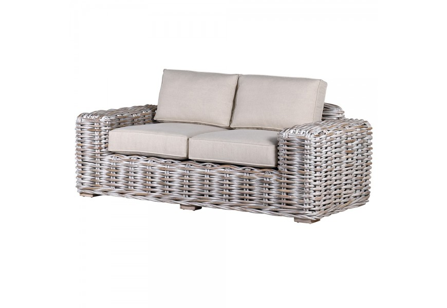 Ratanová sedačka Peace pre dve osoby s bielym ošúchaným efektom typickým pre provensálsky štýl nábytku s čalúneným sedením a vankúšmi s béžovou poťahovou látkou