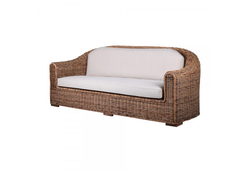 Dizajnová trojsedačka Ratana v oválnom prírodne hnedom ratanovom vyhotovení so svetlo sivými poduškami