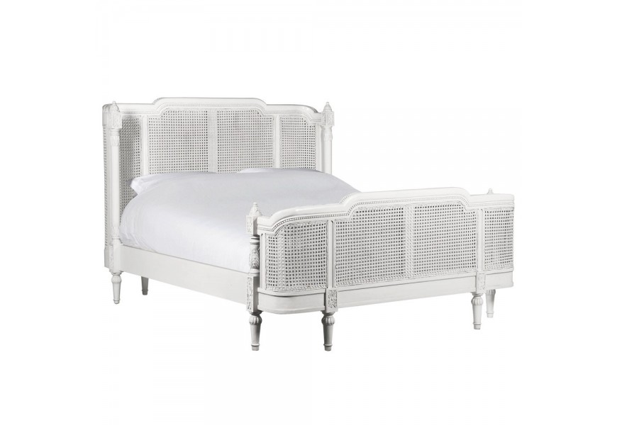 Provensálska masívna manželská posteľ Nobles z mahagónového dreva a ratanovými čelami v bielom prevedení s ošúchaným efektom