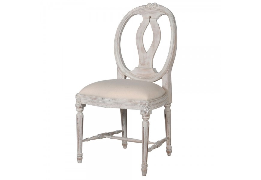 Masívna biela čalúnená provensálska jedálenská stolička Cinderella v off white farbe s vyrezávanými detailmi zdobenými patinou a oválnym operadlom