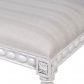Provensálska luxusná masívna lavica Sebastian v bielom prevedení s pásikovým čalúnením a precízne vyrezávanou mahagónovou konštrukciou na nožičkách