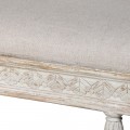 Provensálska leňoška Celene Rode v off white vyhotovení z masívu a ručne vyrezávaným dekorom na nožičkách s čalúnením v krémovo bielej farbe