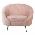Art-deco štýlové kreslo Blush s buklé čalúnením rúžovej farby a dizajnovými nožičkami v zlatej farbe