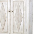 Rohová skriňa Celene Rode v provensálskom štýle v prevedení off white a jemným vyrezávaním na dvierkach a hornej robustnej lište s patinovanými detailmi