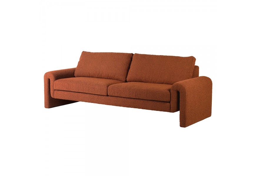 Bouclé trojsedačka Mey v hrdzavo hnedom čalúnení s bočnými opierkami v oblúkovom tvare v retro štýle